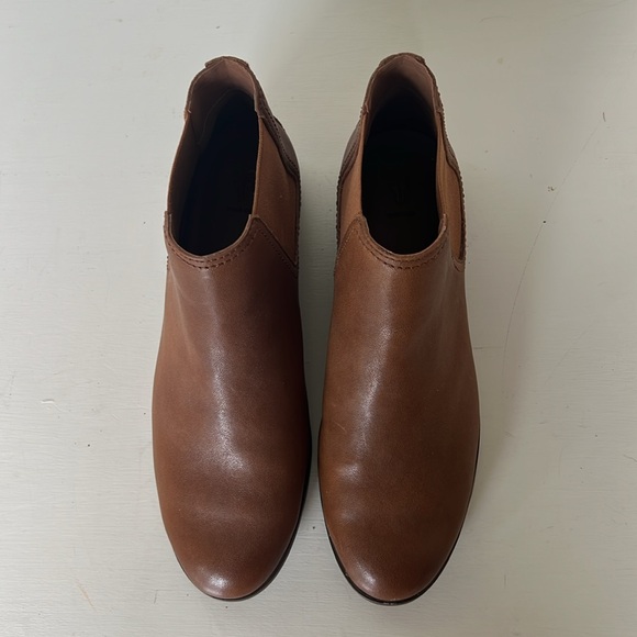 Frye Leather Chelsea Booties NWOT Size 7.5 - Picture 2 of 6